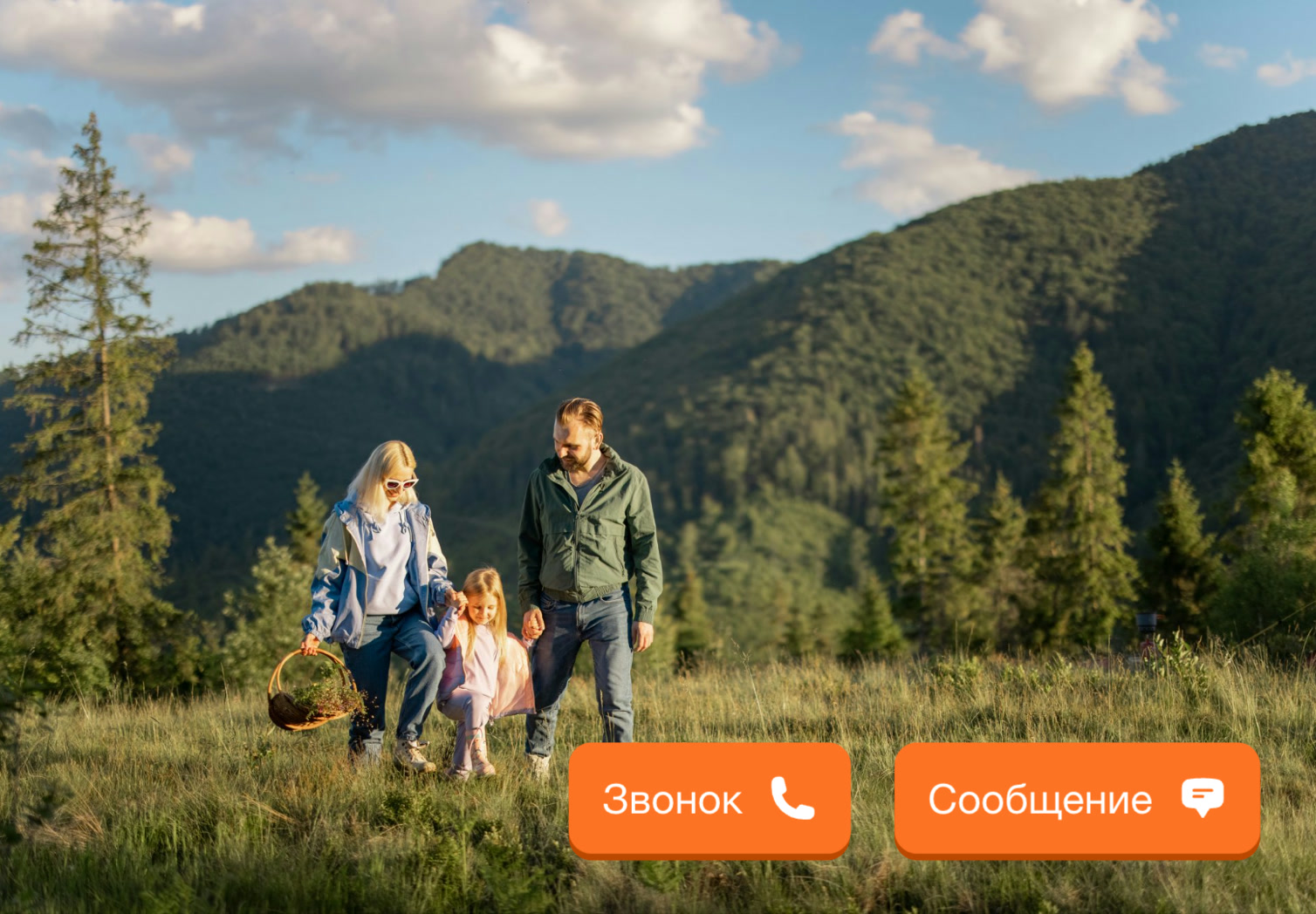 Слайд-шоу фото на планшете пожилого человека