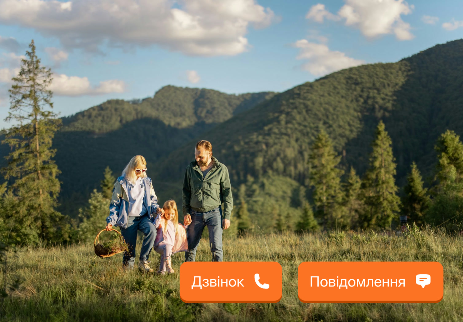 Слайд-шоу фото на планшеті літньої людини